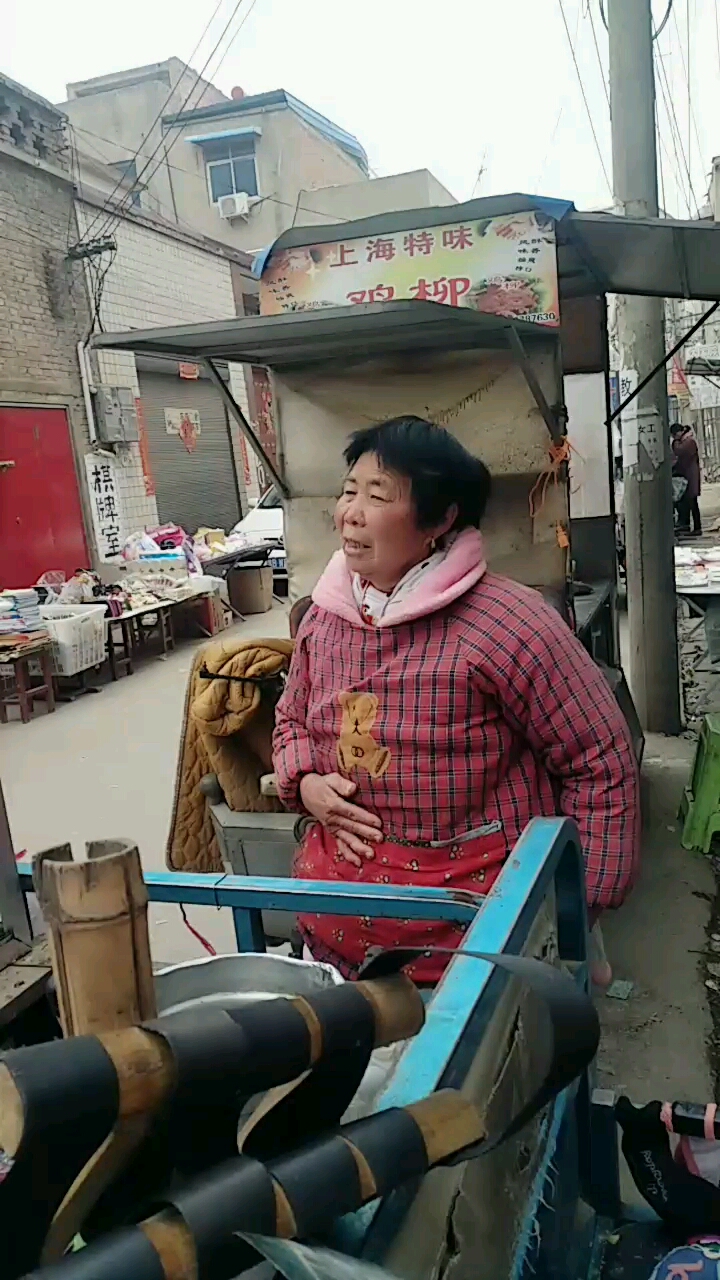 老太太当然是宣传队的,还当过妇女主任,现在都快八十岁了,还卖糖葫芦,是个坚强的人