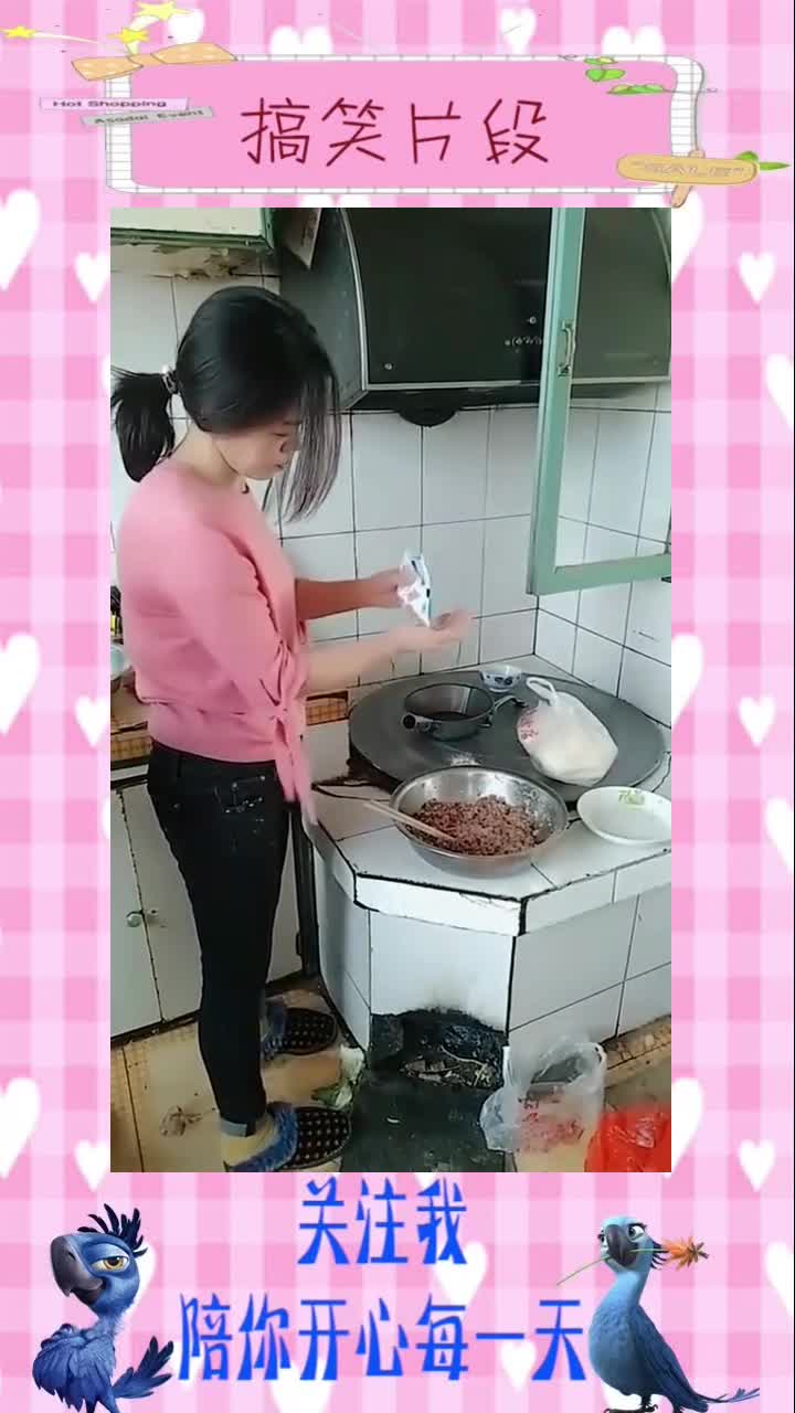 #搞笑段子#老公打工回家,我高兴包牛肉饺子,邻居笑话我说好象没见过男人似的,我对老公好有错