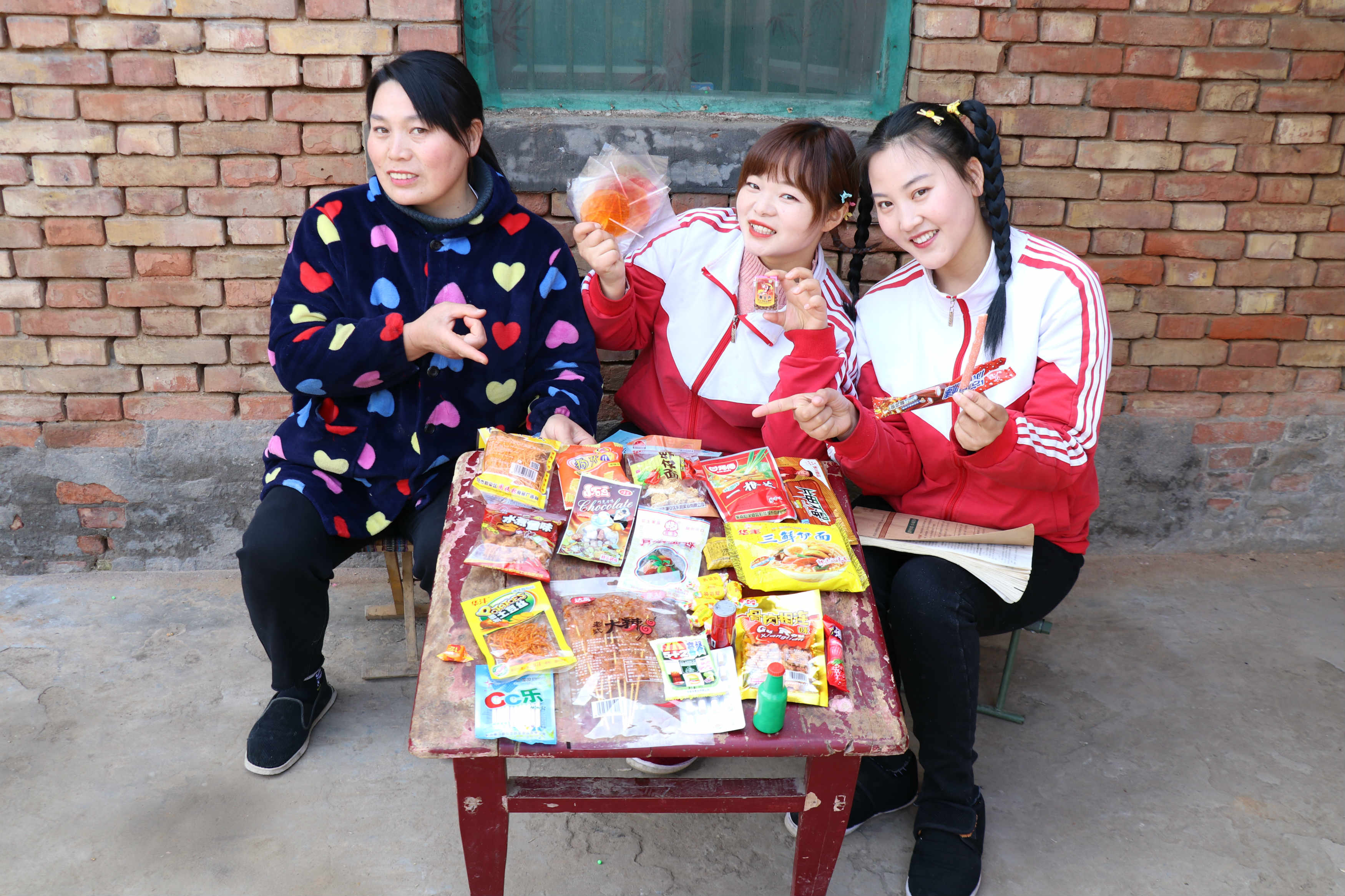 妈妈给欢欢和小小安利自己小时候的零食,满满的回忆
