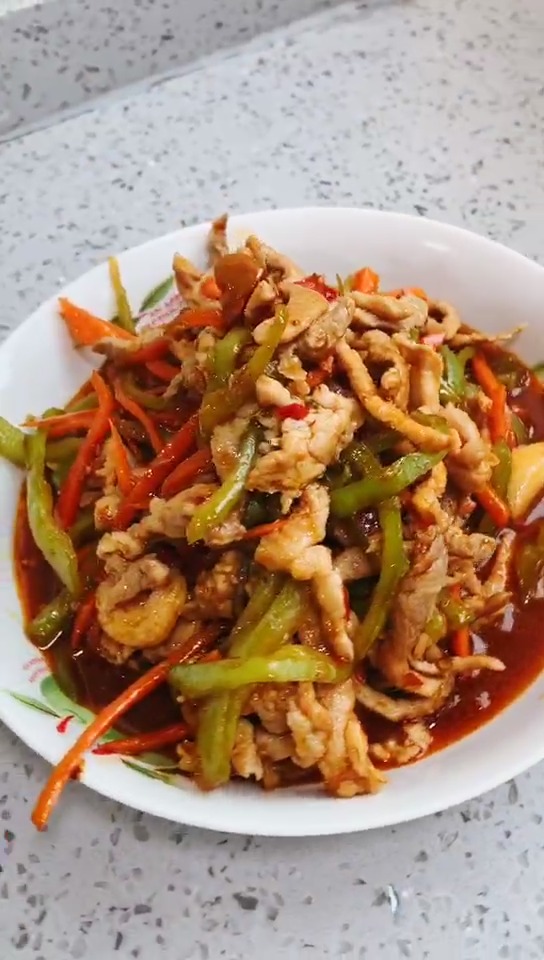 #家常菜#尝试一下青椒、胡萝卜版的鱼香肉丝,味道不错!