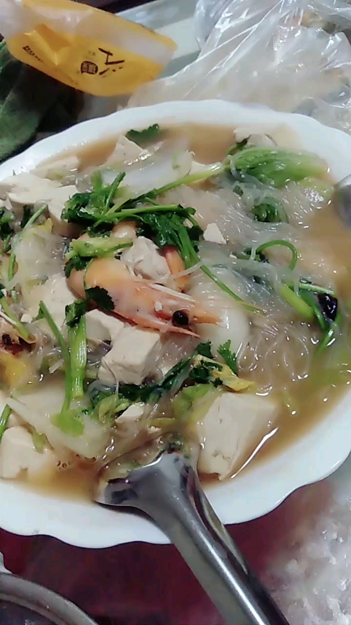 #你笑起来像极了春天#水煮豆腐汤虾仁什锦杂烩,味道棒极了