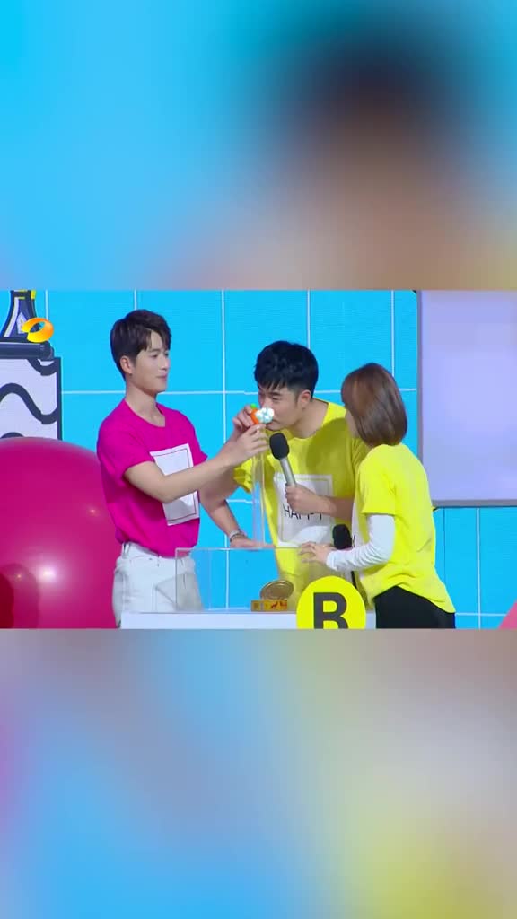 这是一条有味道的视频!“臭名昭著”的鲱鱼罐头来袭。闻一口一大波表情包层出不穷呀,这威力也太