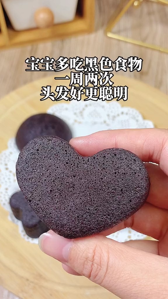 宝宝多吃黑色食物是很有好处的,比如黑米,黑芝麻,黑豆,做成蒸糕松软香甜