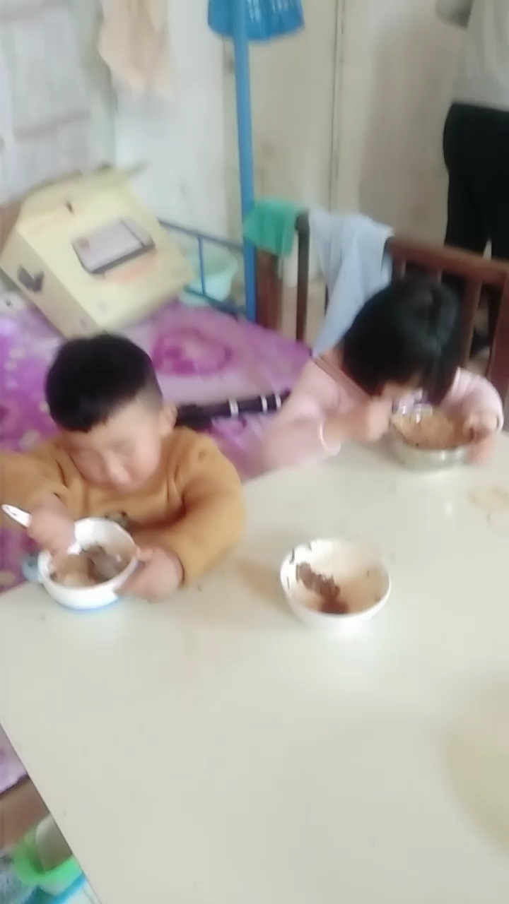 我可怜的两个宝宝呀,吃米饭配咸菜
