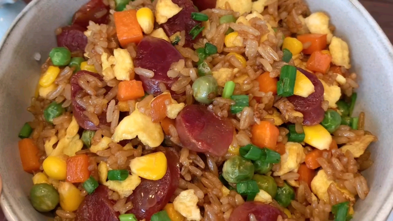 #美食#懒人版的酱油香肠鸡蛋炒饭!超简单!超美味哟#