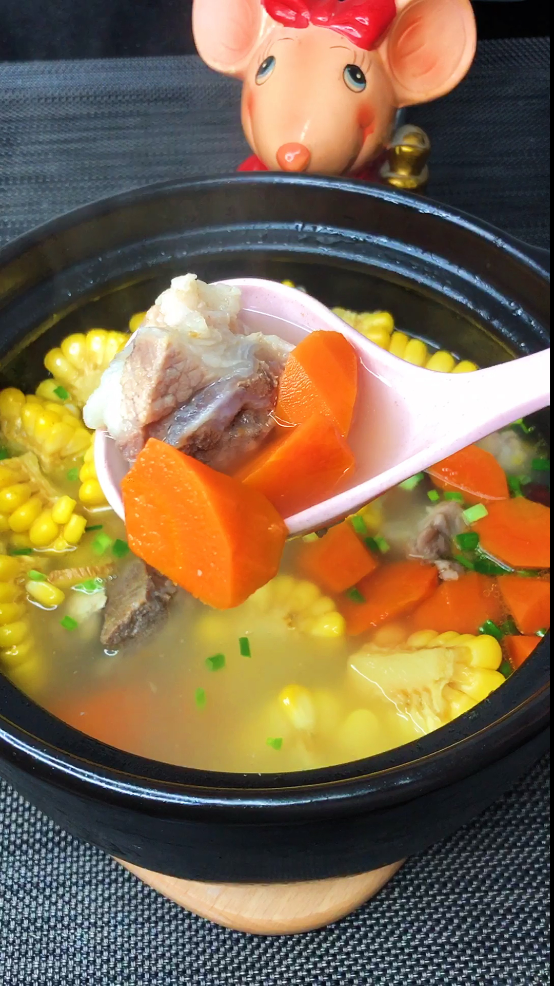 #美食#胡萝卜玉米龙骨汤|我家儿子不爱喝汤,自从给他做了这个汤,每周末回家都要我做给喝