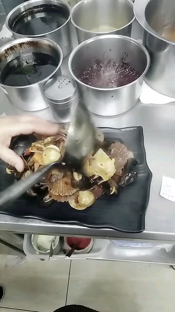 上饭店必点菜辣炒杂贝 