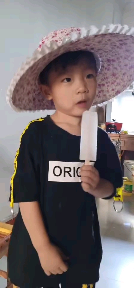 #可爱##他吃雪糕的样子好可爱!