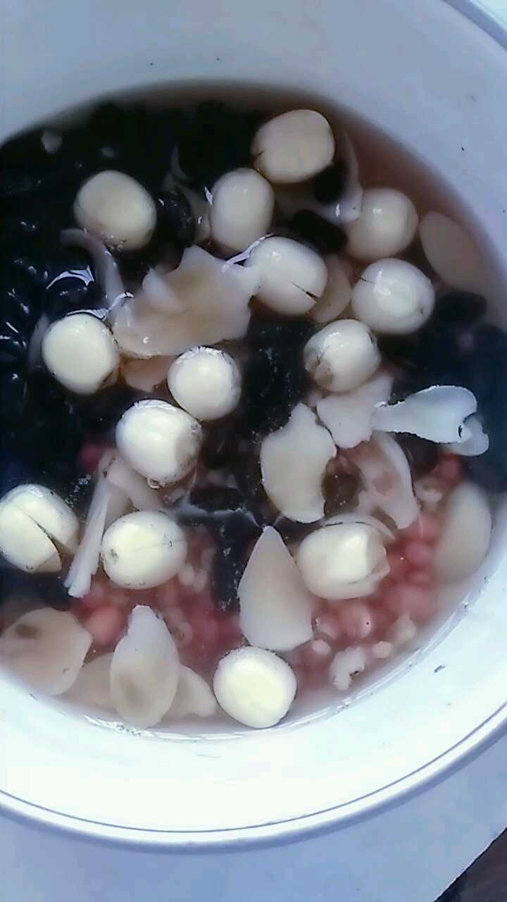 伏天,用莲子、百合、红豆、薏米:芡实等打点羹喝,去湿降暑 