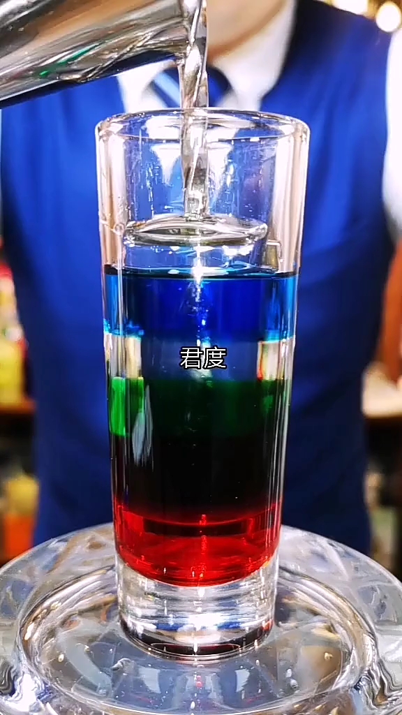 真正的七色彩虹鸡尾酒来了,要来一口吗