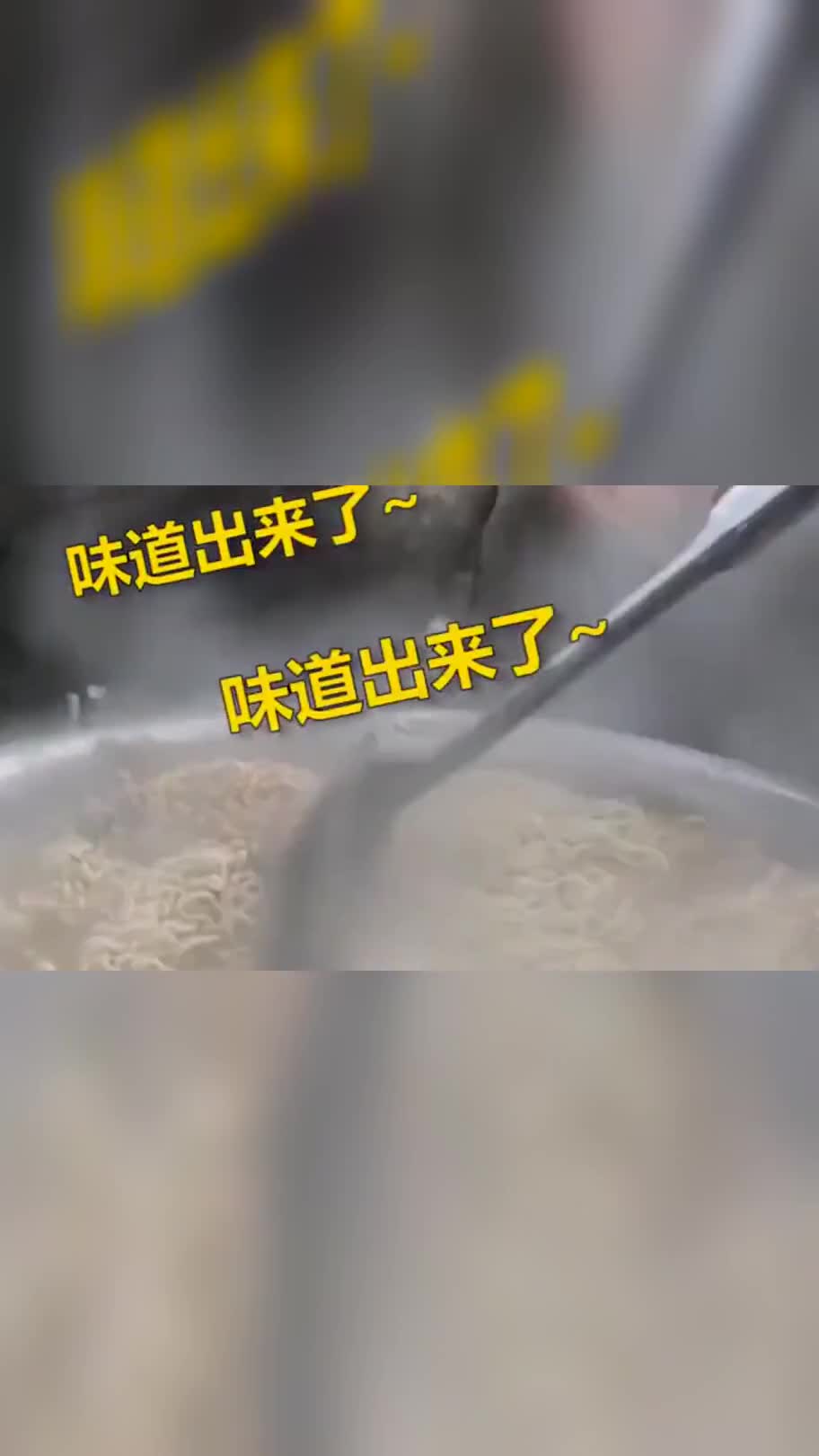 巡逻路上,一碗用雪融水煮的方便面,这就是边防战士最大的满足了!