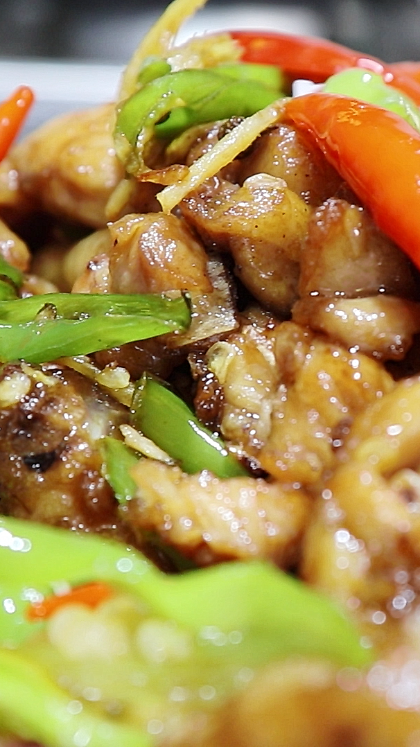 大厨教江湖菜“尖椒鸡”,简单几步辣而不燥,外酥里嫩,辣的过瘾