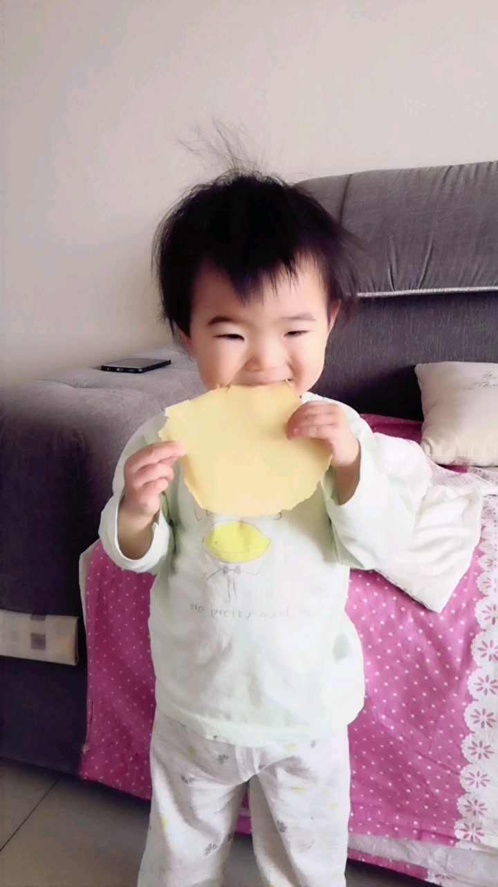 #家有萌娃#山东杂粮煎饼儿童标准吃法演示