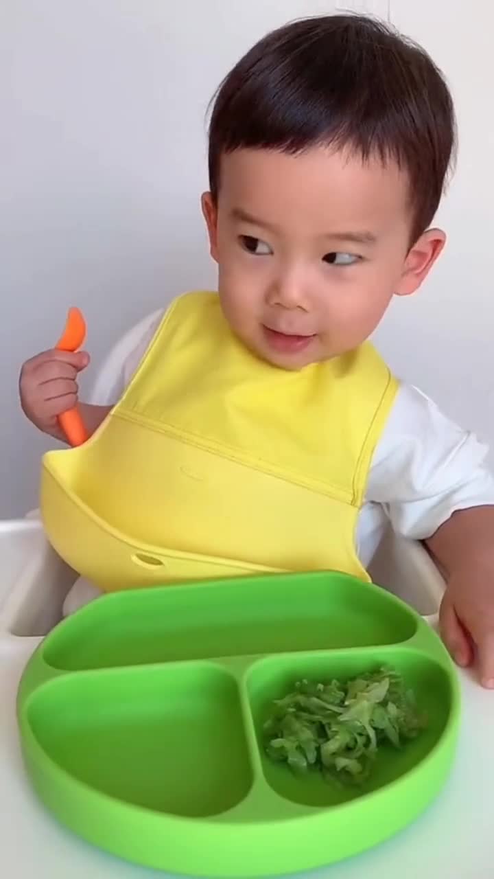 宝宝的简单午饭,吃的真开心