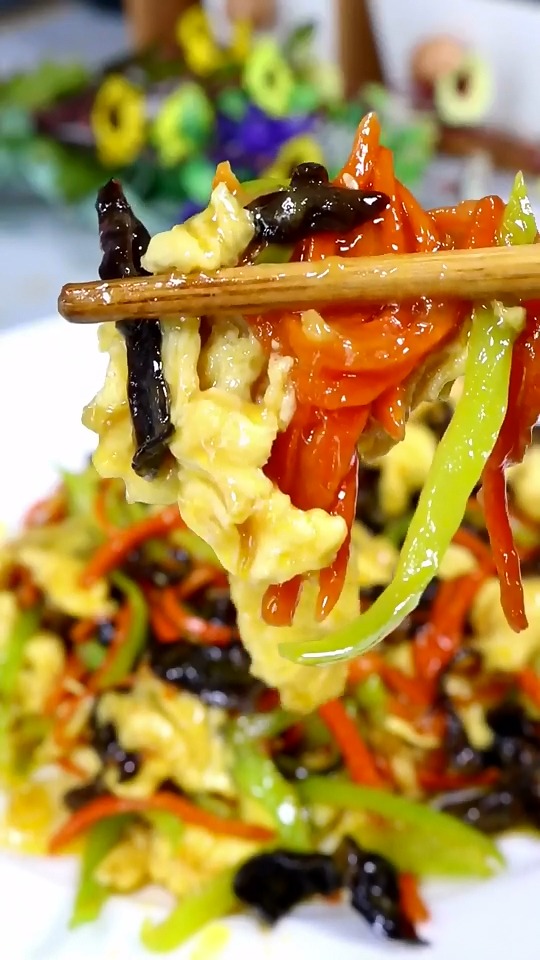 #自制美食#鸡蛋木耳胡萝卜一起炒,不放猪肉也好吃说出正宗味儿