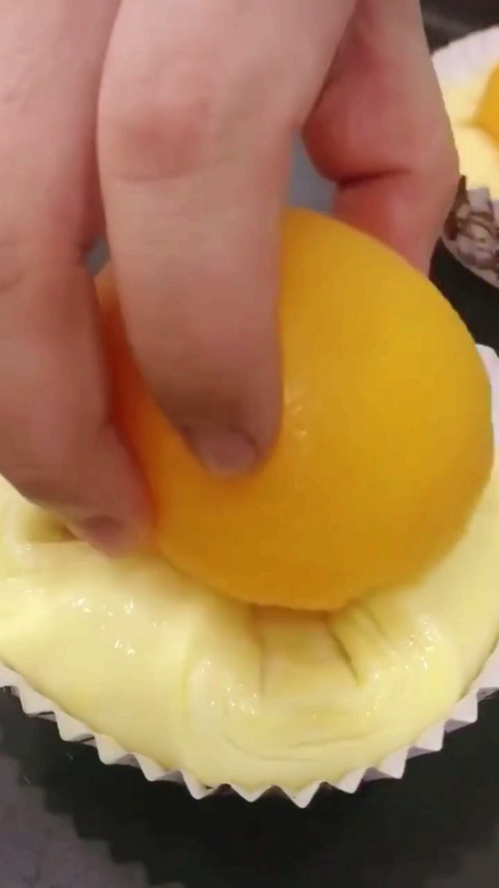 这么大颗的黄桃丹麦面包,老板真是太实惠了!