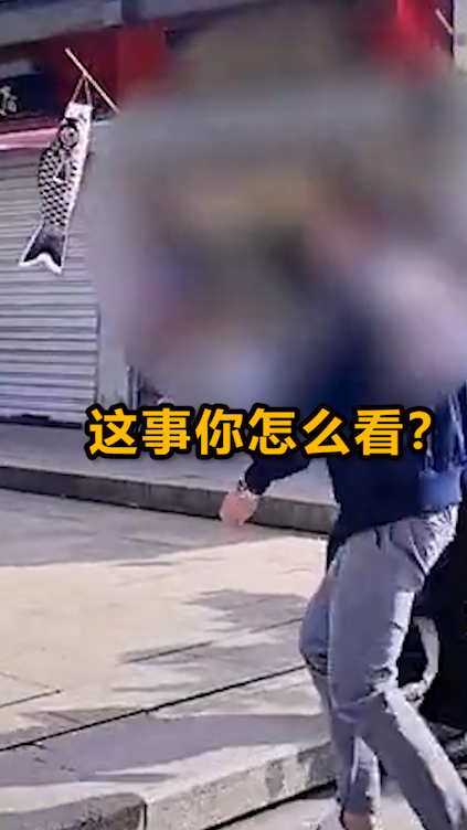 男子高举鲤鱼旗带学生参观,遭游客反驳:那不对的,你要把它拿掉