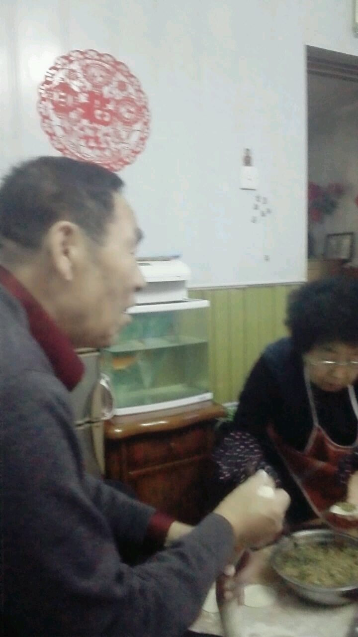 春节包饺子