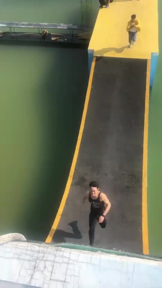 感受一下肌肉男的爆发力青筋暴起
