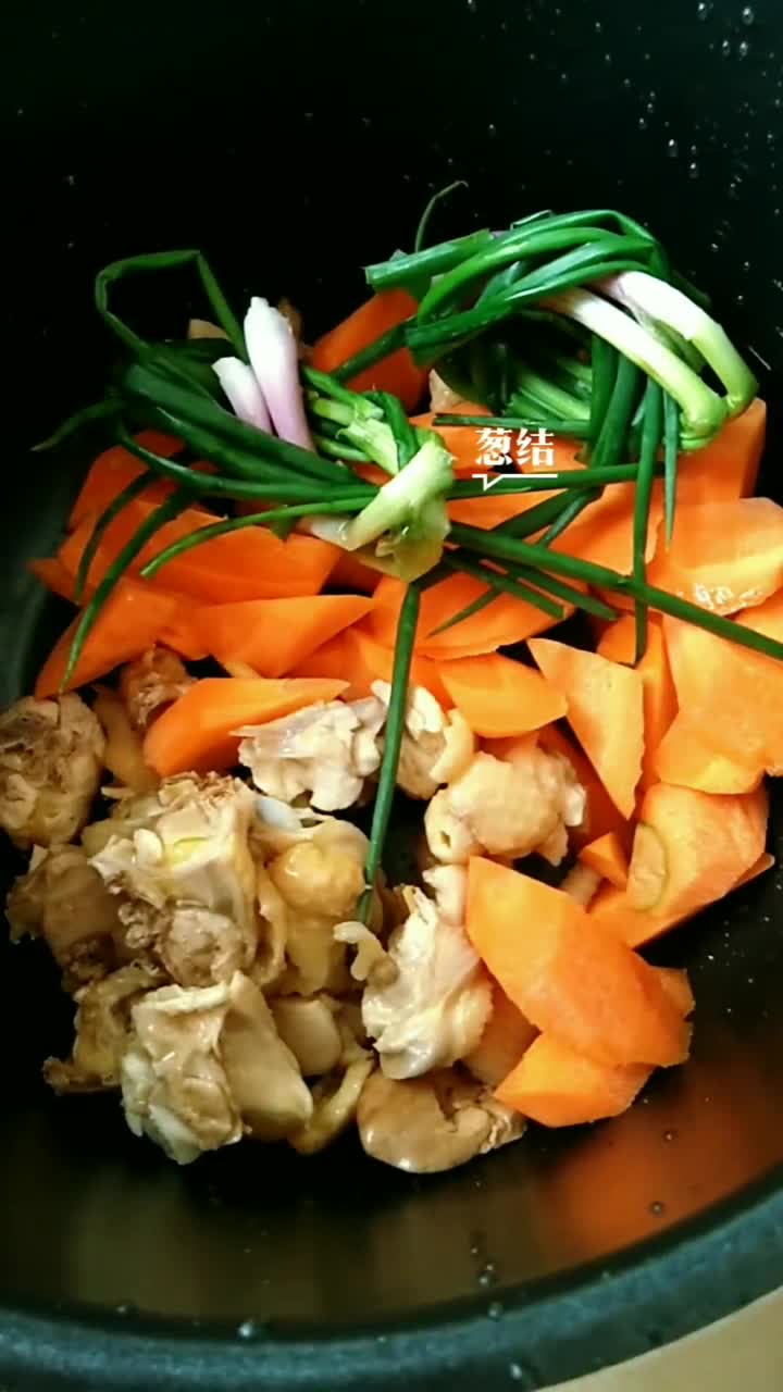 清甜可口、补气补血、清肝明目的胡萝卜炖鸡汤!