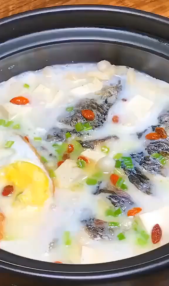 #快要憋疯的你#鲫鱼汤做法】味道鲜美,营养满分,肉质鲜嫩,做法简单