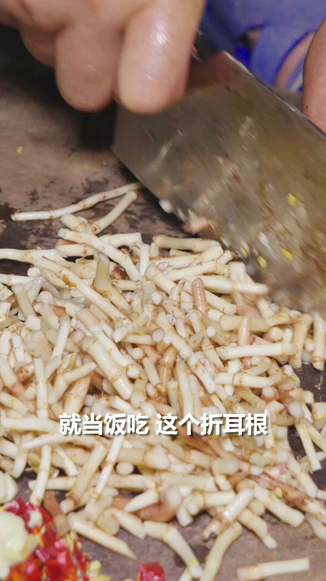 #家乡特色美食#“臭名远扬”的鱼腥草,闻起来奇臭,夏天用它炒腊肉,山珍海味都没法比啊,想吃