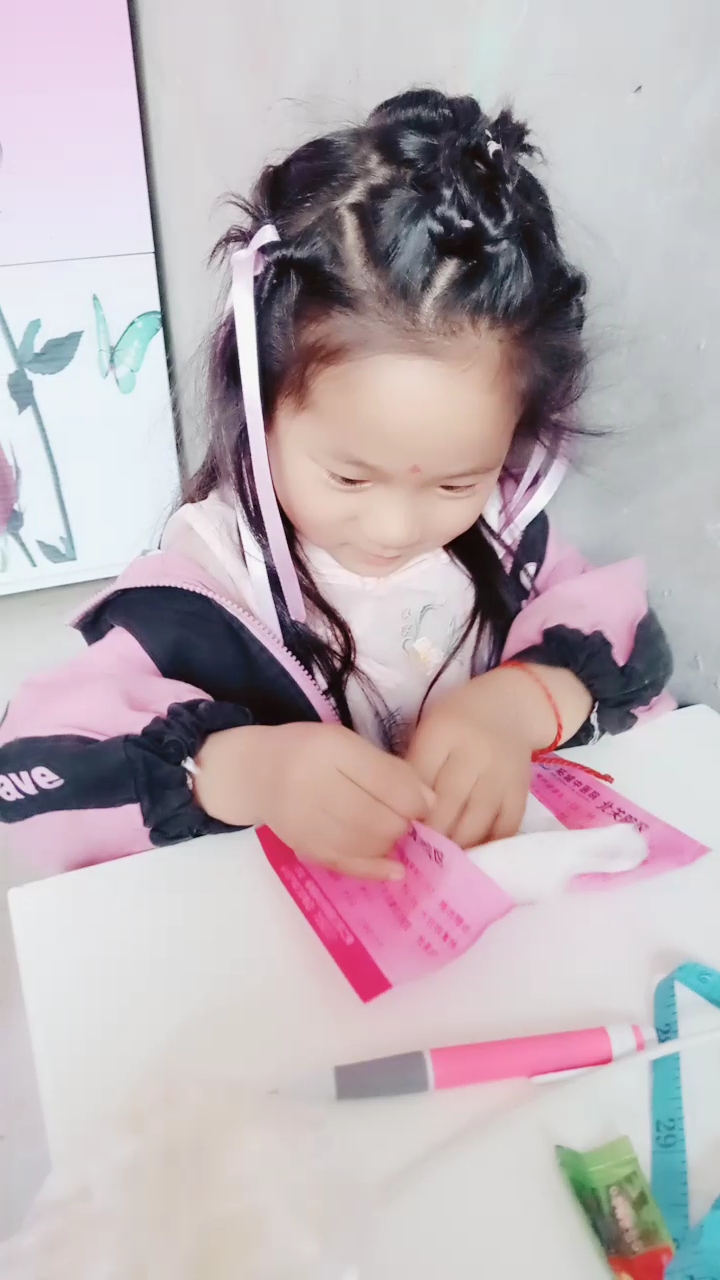 也不知道在哪里学的。自己默默的在这里写一张纸上写的是鸡毛信。