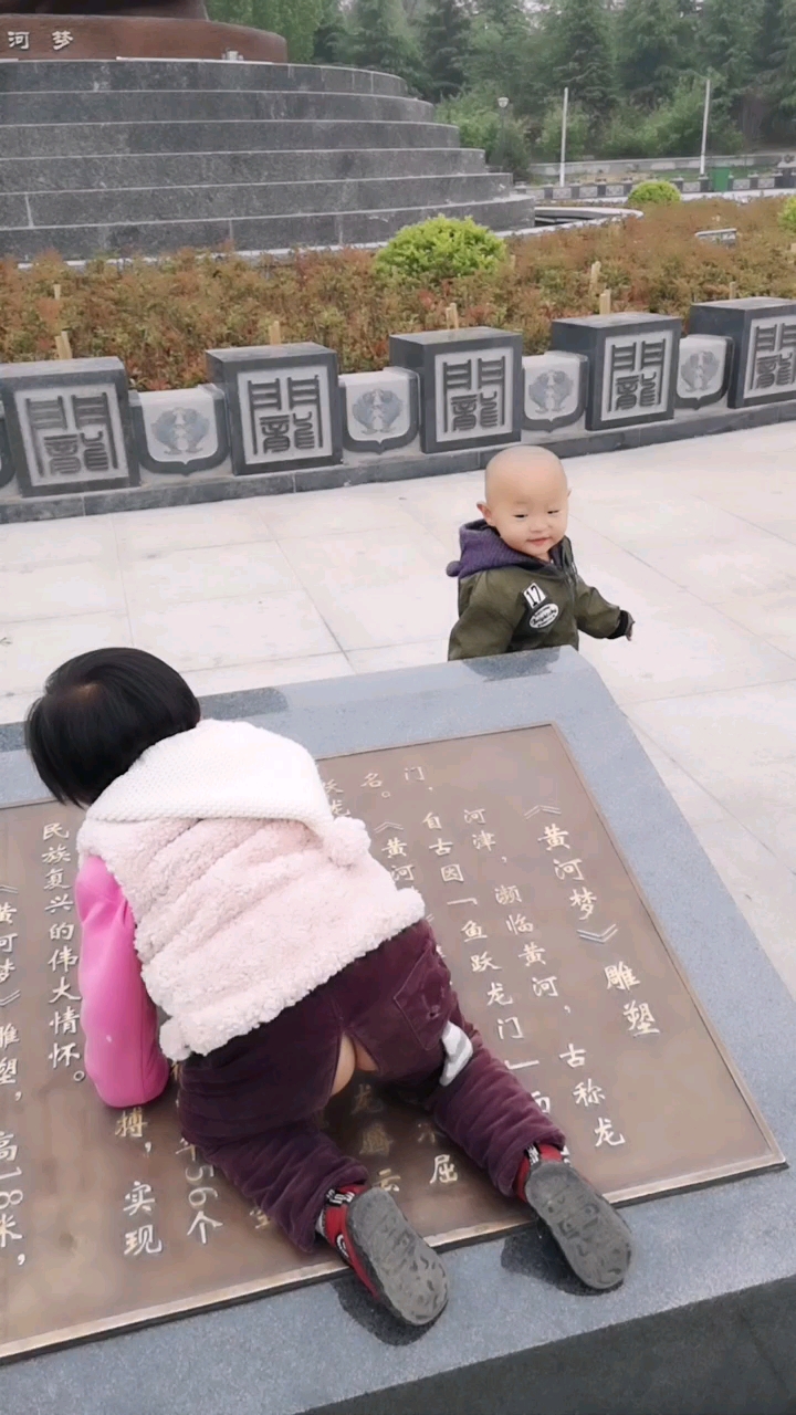 可古一鱼跃龙门一河梦雕塑