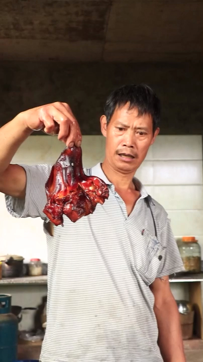 #美食#我老婆是一名环卫工人，放假以休息，今天给他做道他喜欢的，腊猪耳朵炒青椒