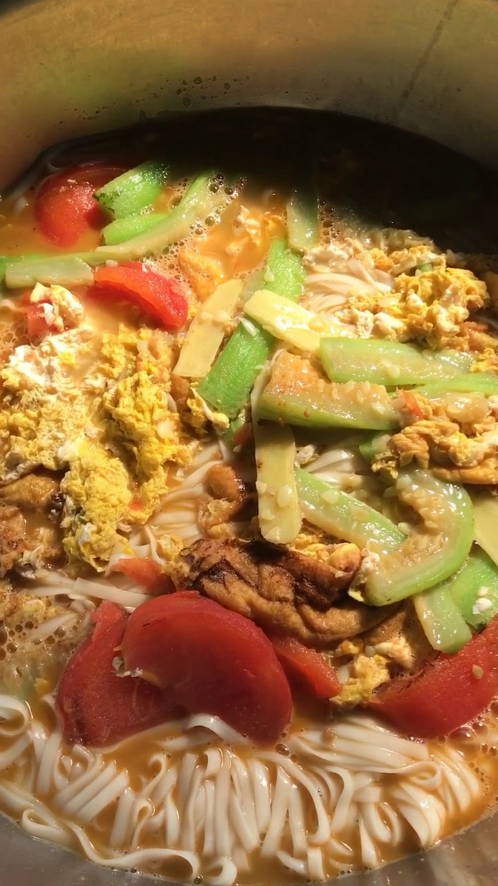 番茄丝瓜鸡蛋面,每天更新一道菜品。#美食#面食#早餐