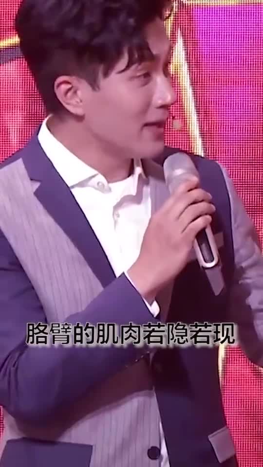 明星娱乐刘恺威参加朋友生日聚会,身边美女环绕