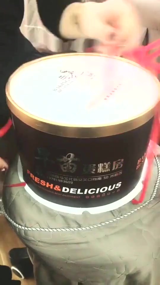 #搞笑段子#老公送我的生日蛋糕,打开盖子之后,我被萌化了