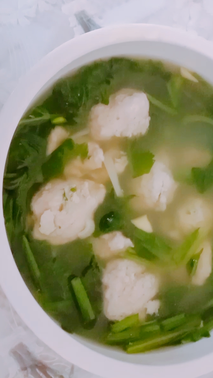 #吃喝玩乐过假期#秋季鲅鱼鲜:菠菜鱼丸汤、韭菜鲅鱼饺子