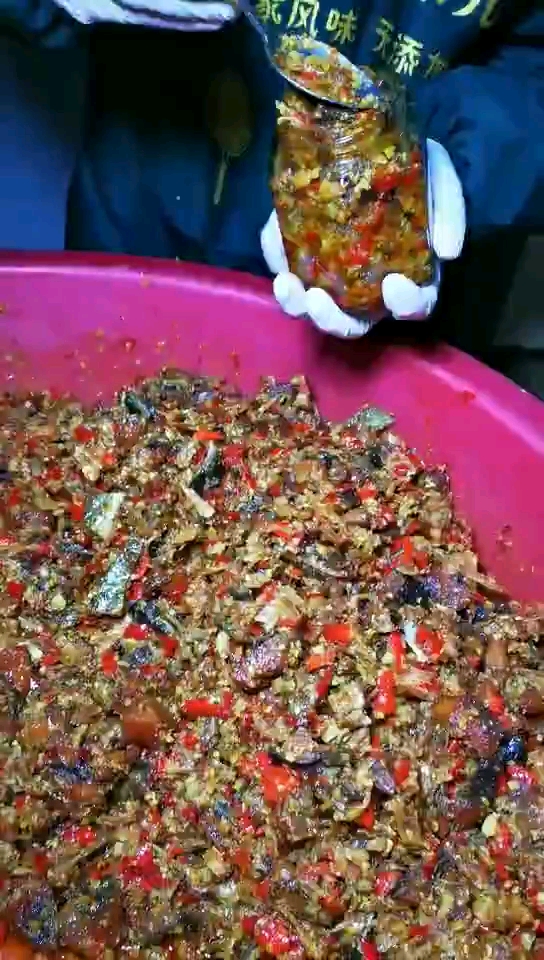 酒糟腊鱼块正在装罐中