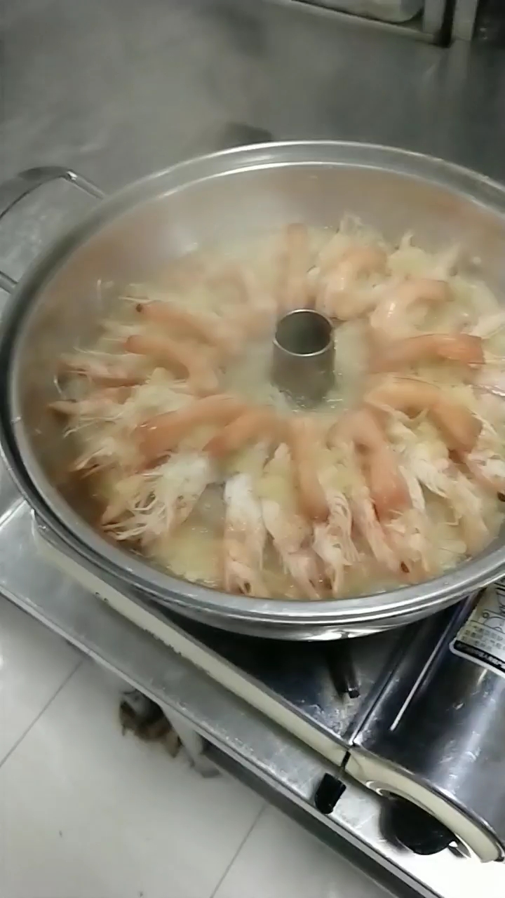 汽锅蒜蓉粉丝大虾是怎么做的?