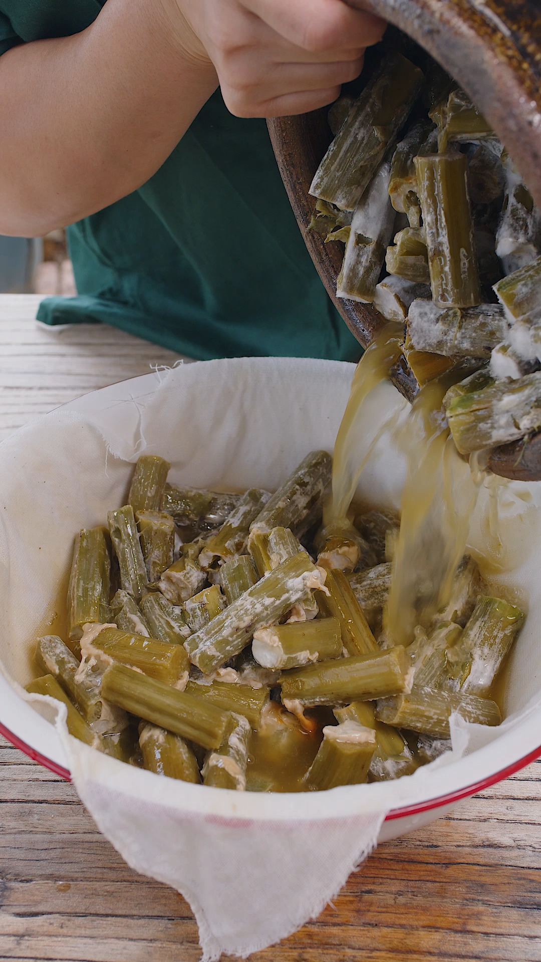 #美食#臭豆腐你是喜欢吃黄的还是黑的？今天用苋菜梗制作卤水，分享黄色臭豆腐的详细做法。