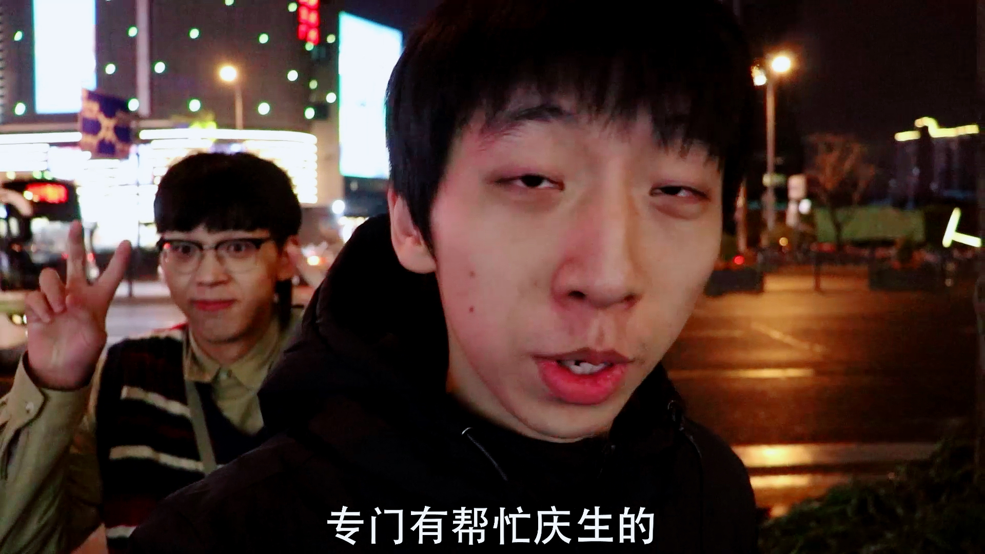 海底捞虾滑吃到饱要多少钱?两小伙点满满了一桌,路人都看呆了
