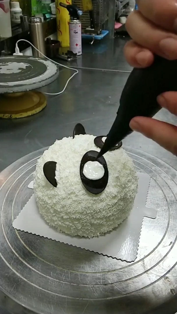 教你做卡通小蛋糕,熊猫