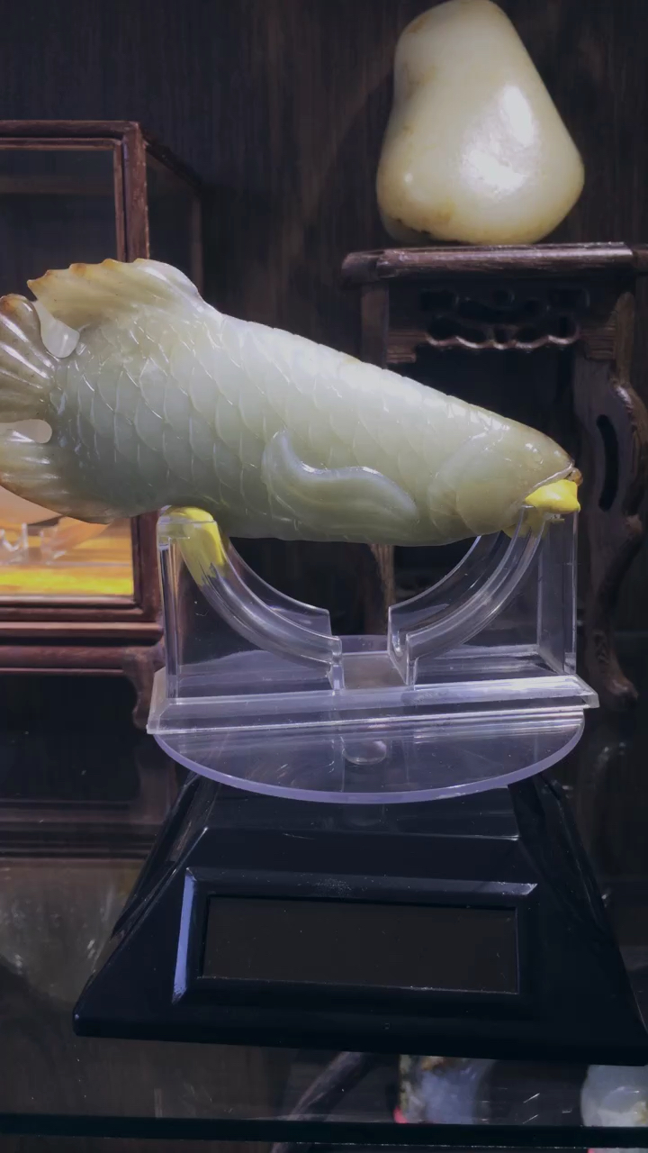 一对独籽雕刻的鱼摆件,青花鱼196.7克,籽料龙鱼131克。本人作品,挺好玩的。