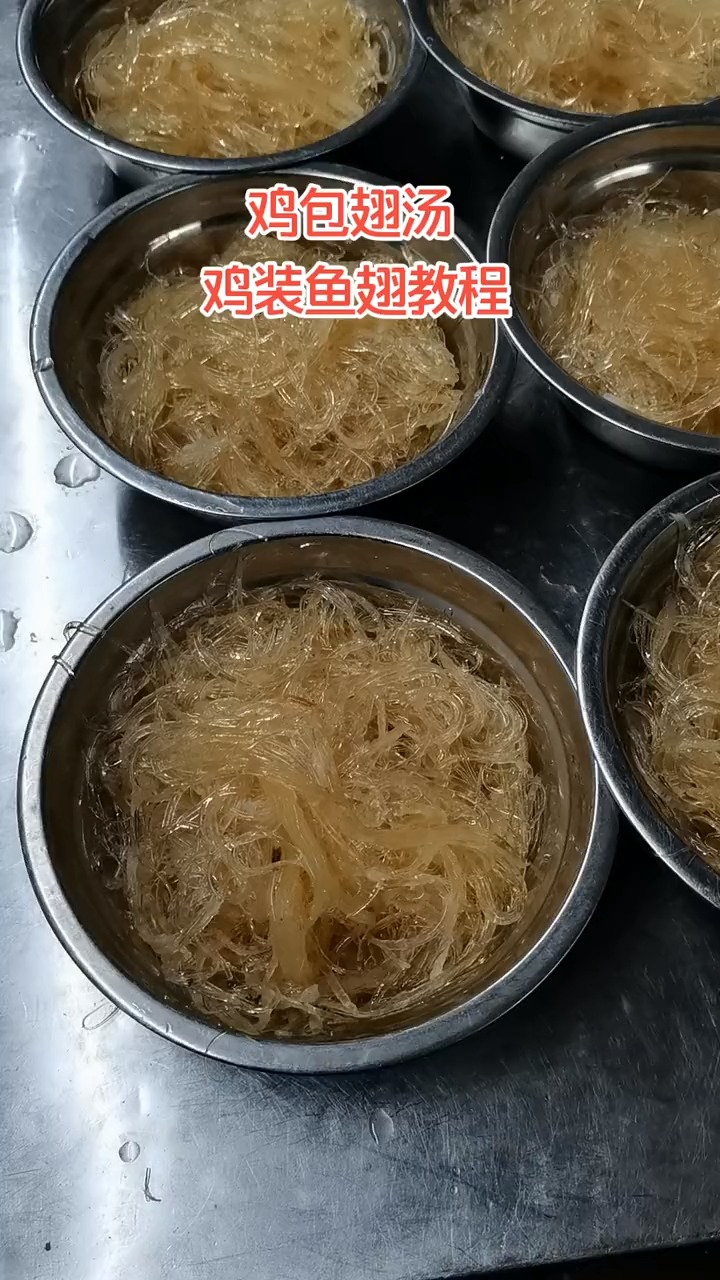 今天再来一次鸡包翅装翅教程,装好翅的鸡一定要飞水,然后打孔挤干鸡肚里的水