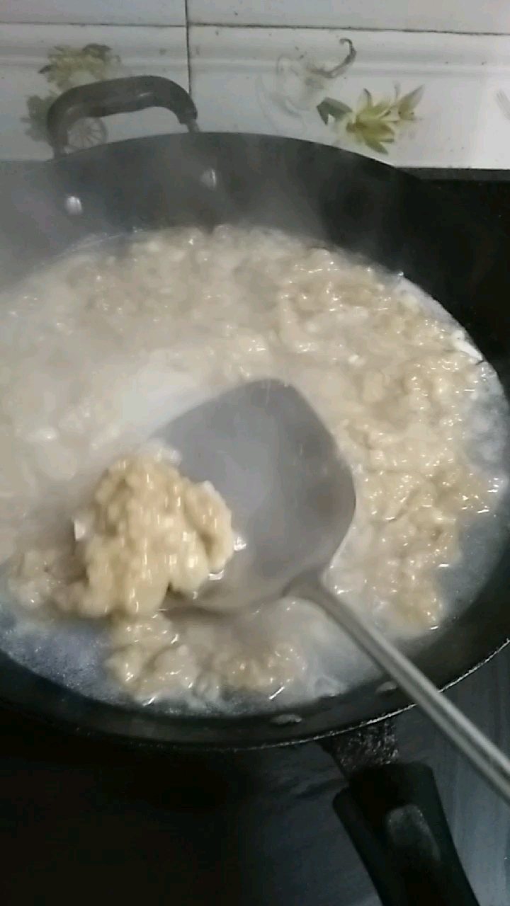 有没有吃过滑肉的。新鲜的猪肉切成短长条。红薯粉,开水搅拌均匀。下锅煮五六分钟。