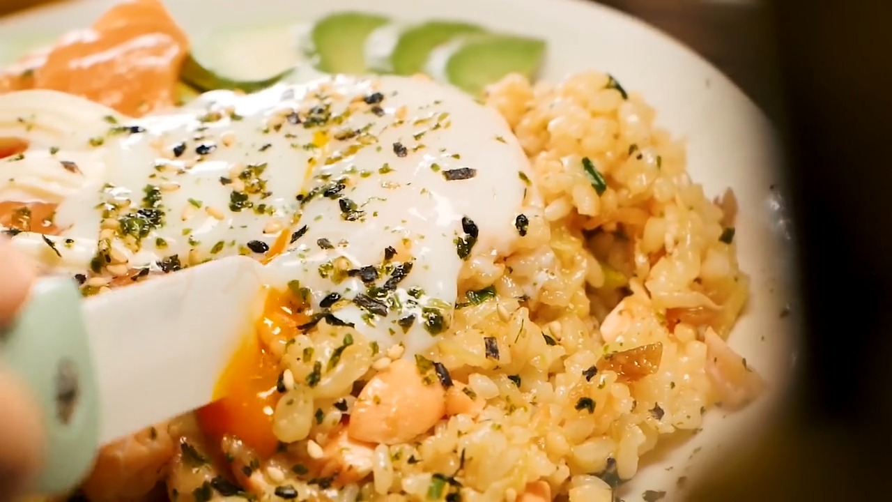 #美食#三文鱼牛油果炒饭
