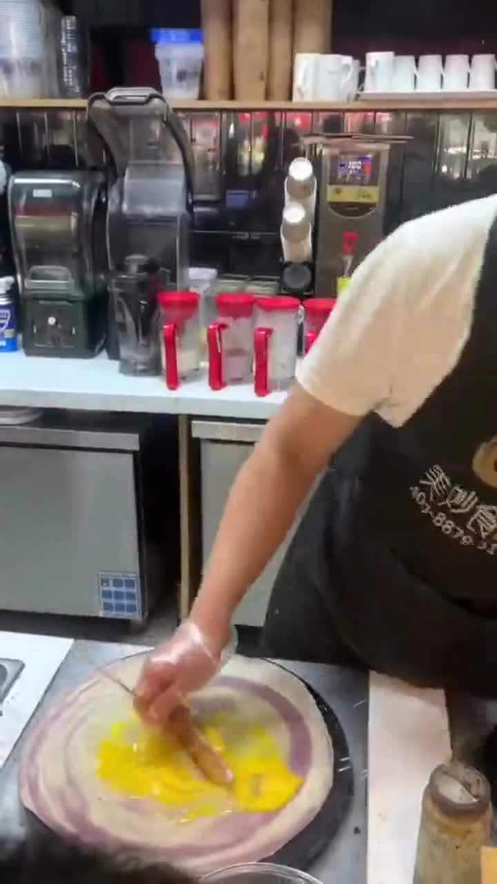 10个鸡蛋做成的煎饼果子,流出来的还不给我,愣是心疼了一上午