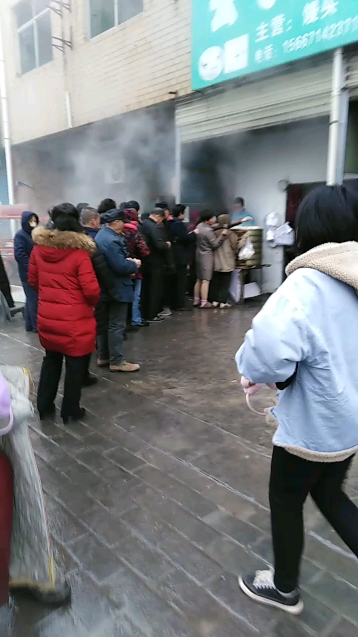 快过年了,看看这卖馒头的排队得排这么长呢?
