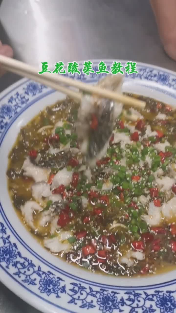 黑鱼又名乌鱼生鱼财鱼火头鱼黑鱼性情凶猛属于食肉鱼类鱼味鲜美营养丰富