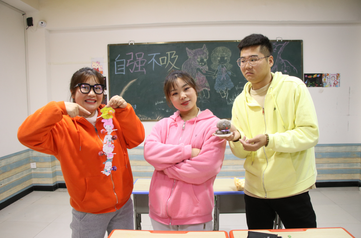王小九自制三丽鸥棒棒糖,画上卡通人物送给吕毛豆,她会喜欢吗?