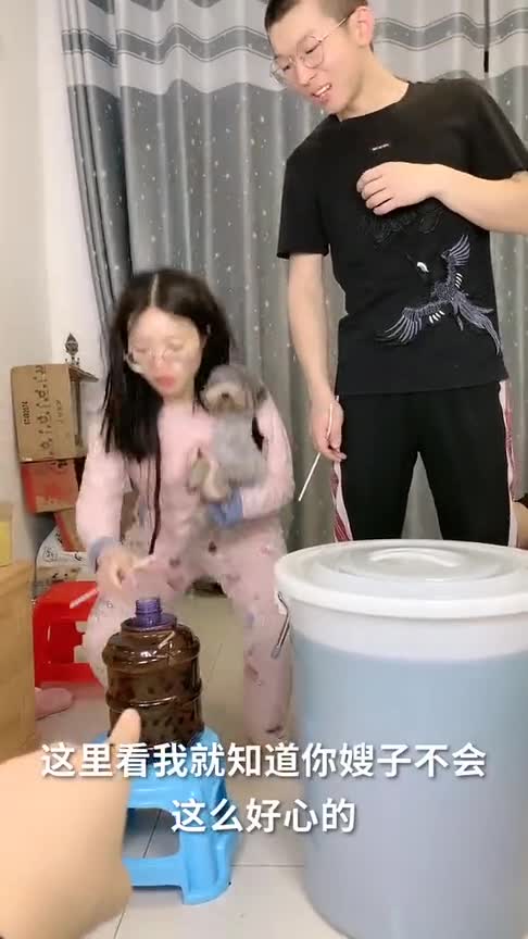 老婆请客喝奶茶真大方,按桶装的,还是洗澡桶