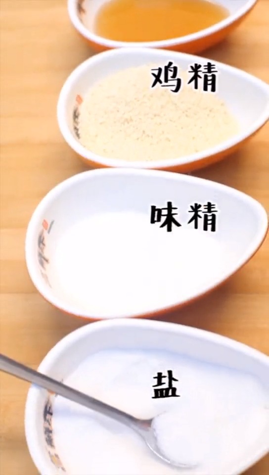 今天给大家带来美味又简单的素馅水饺～需要食材:粉丝 胡萝卜 菠菜 鸡蛋 木耳