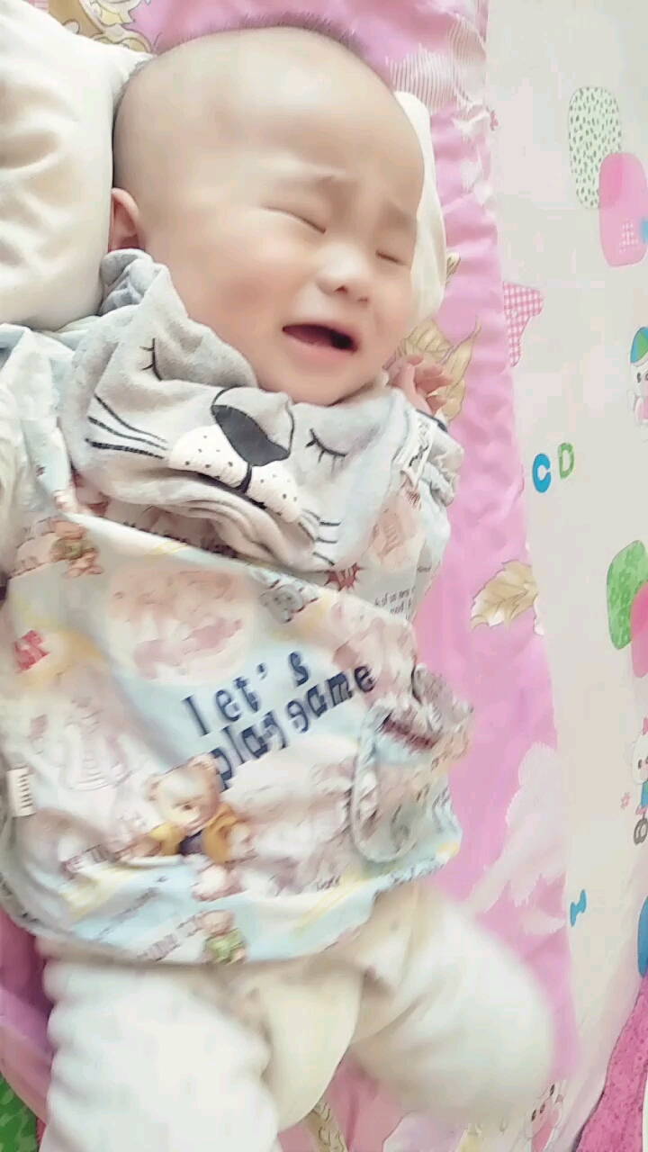 宝宝生气的样子真可爱