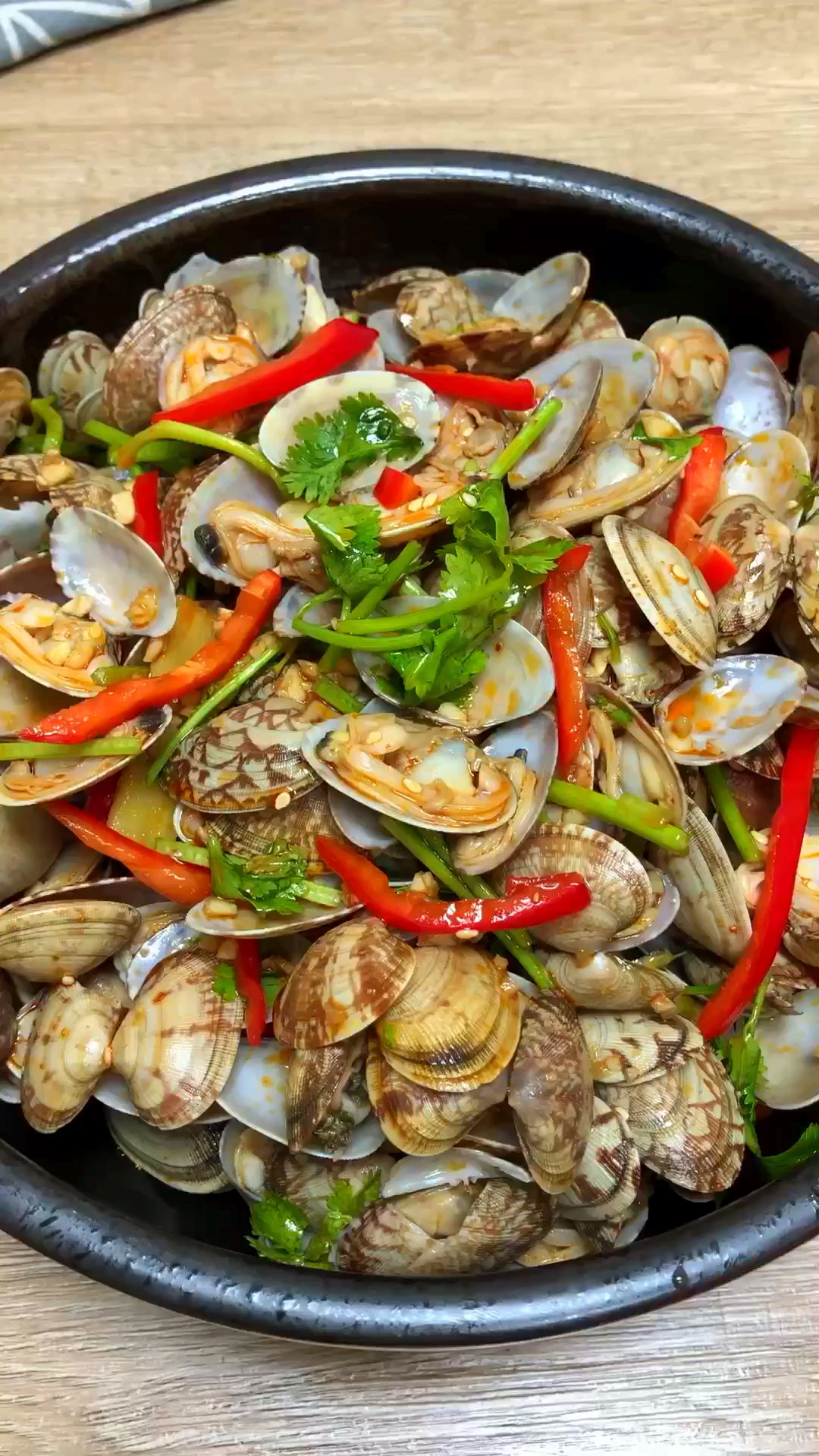 老公就着啤酒吃了三大碗～